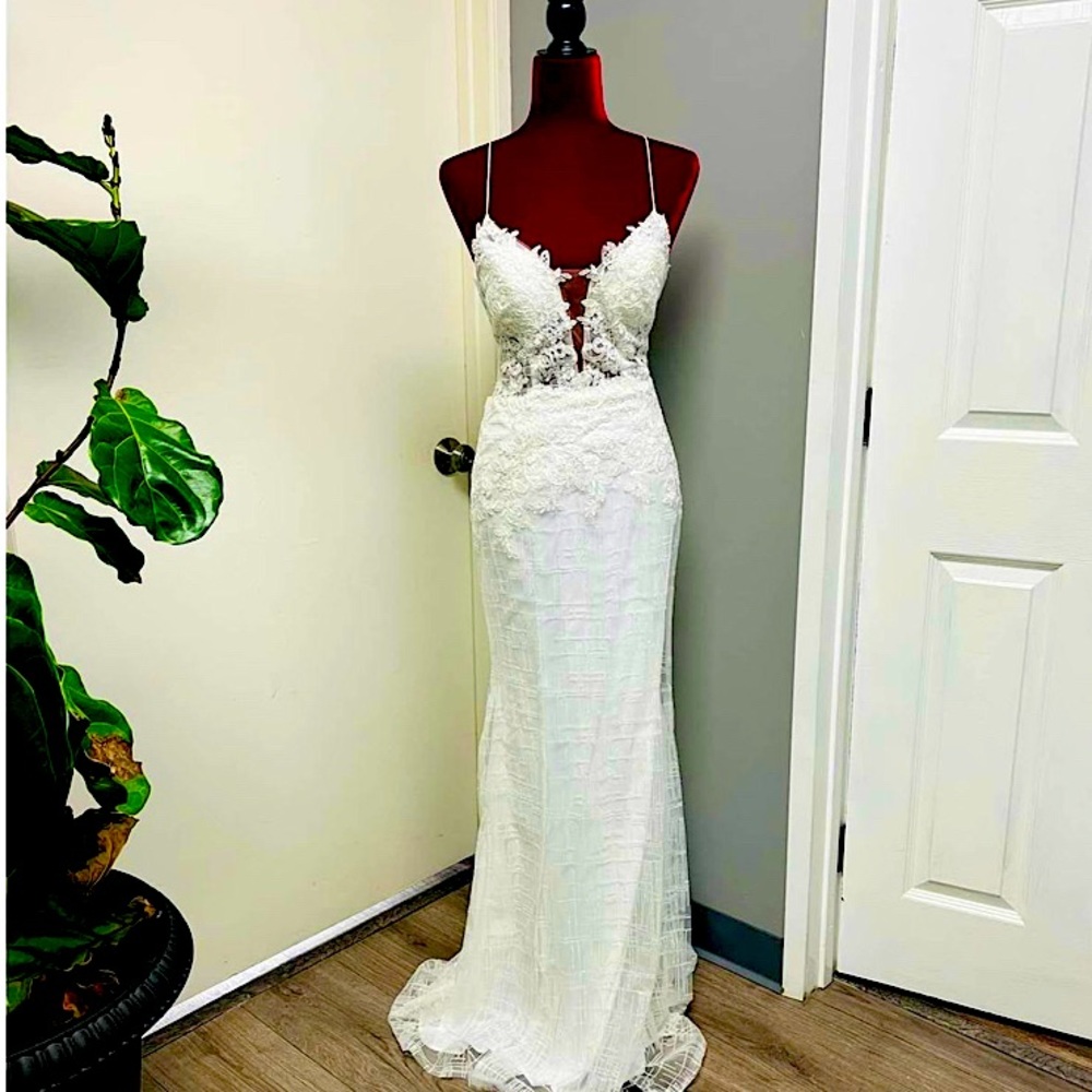 LULU’s size 4 white wedding dress